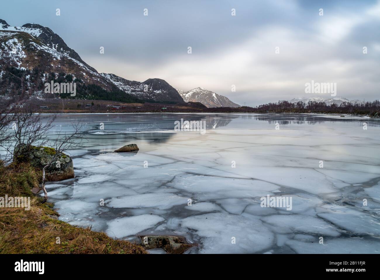 Rotvatnet-See mit Eisschollen auf der Insel ÿksnes, VesterÂlen, Norwegen Stockfoto