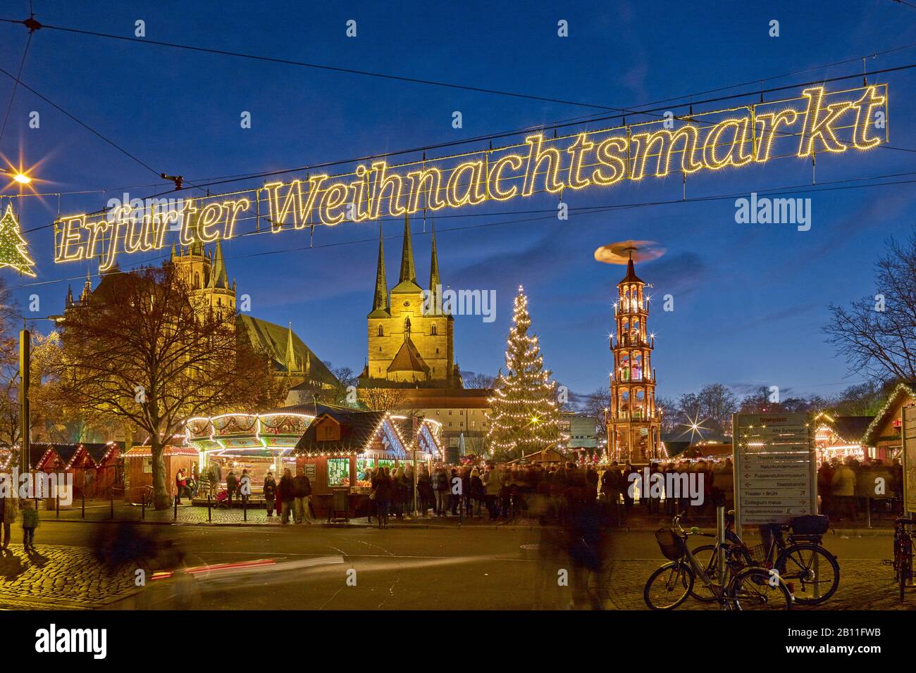 Erfurt-Weihnachtsmarkt mit Pyramide, Mariendom und Severikkirche, Thüringen, Deutschland Stockfoto