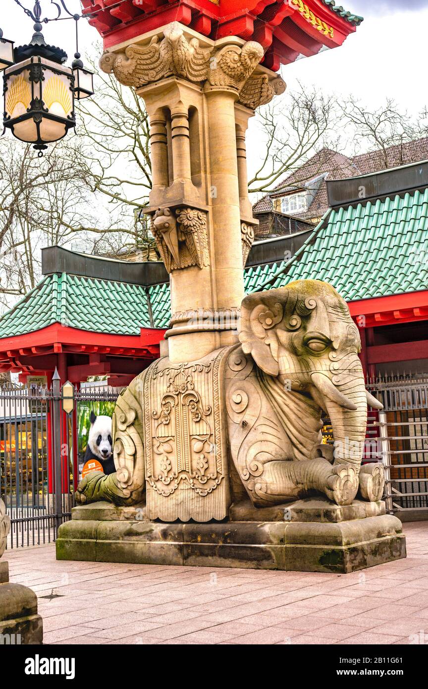 Berlin, Deutschland - 21. Februar 2020: Blick auf das berühmte Elefantentor des Zoologischen Gartens Berlin mit seinen Steinskulpturen und dem asiatisch wirkenden Stockfoto