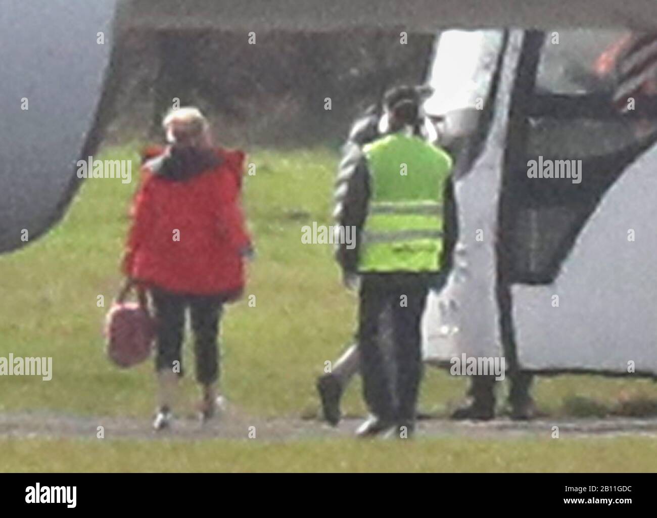 Die Menschen verlassen ein Flugzeug, um einen Bus bei Mod Boscombe In Wiltshire Zu nehmen, nachdem sie von einem Kreuzfahrtschiff, das von den Coronavirus in Yokohama, Japan getroffen wurde, nach Großbritannien gebracht wurden. Stockfoto