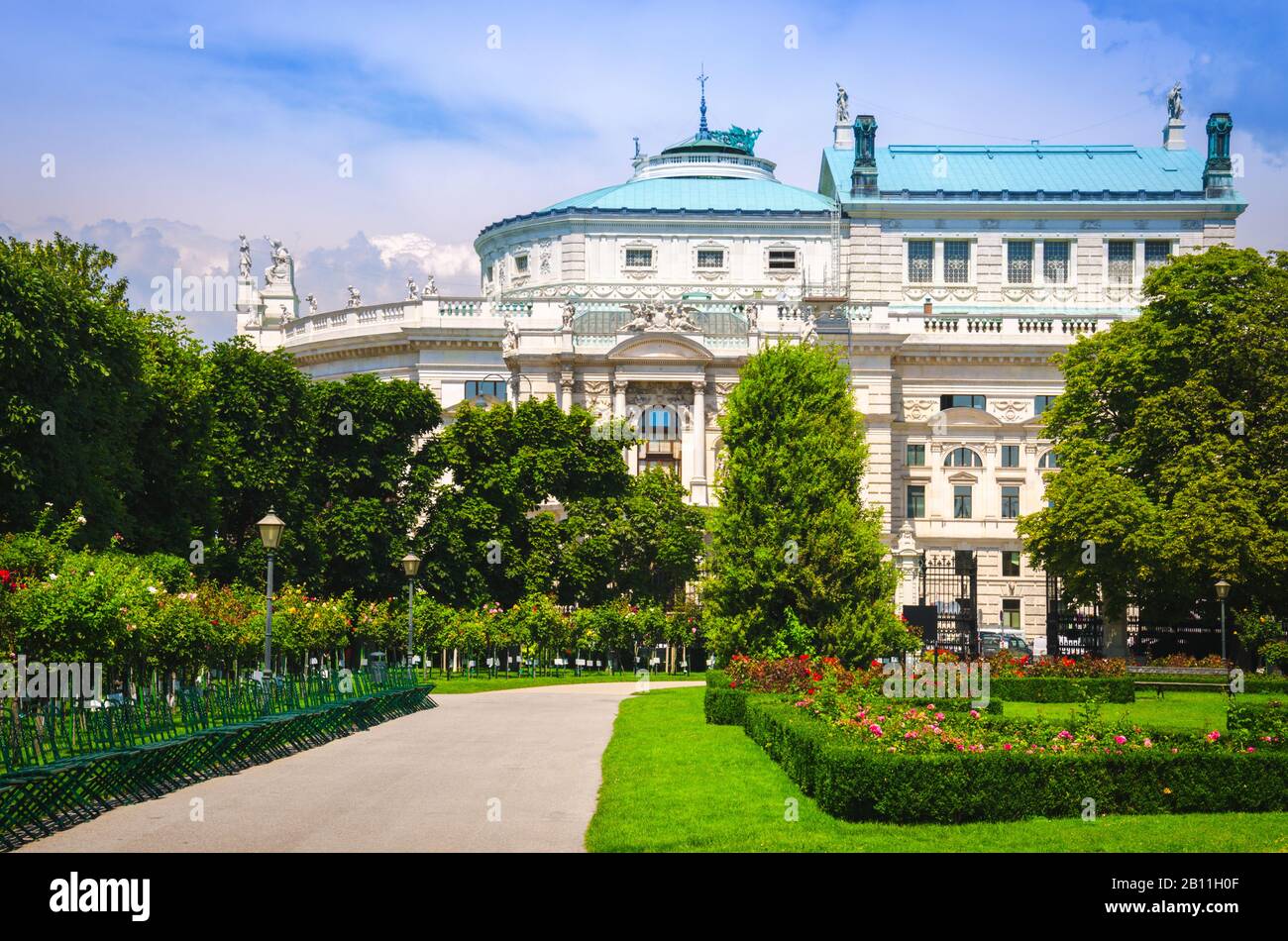 Volksgartenpark mit Blick auf das berühmte Wiener Burgtheater (Kaiserliches Hoftheater), Österreich. Stockfoto