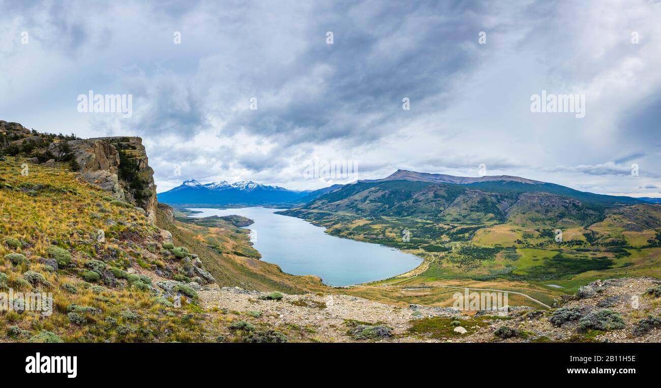Panoramablick vom Cerro Benitez über Lago Sofia zum Nationalpark Torres del Paine, Provinz Ultima Esperanza, Region Magallanes, Südchile Stockfoto