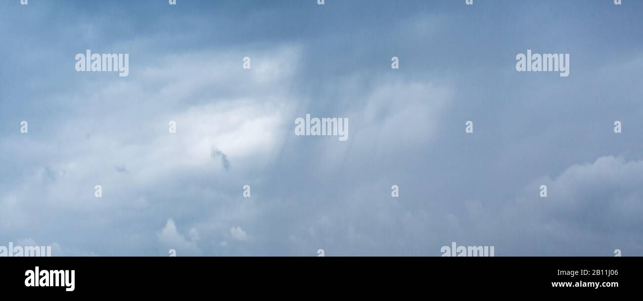 Übergiebeltes Himmel mit Wolken am Tag, natürlicher Panorama-Hintergrund Stockfoto