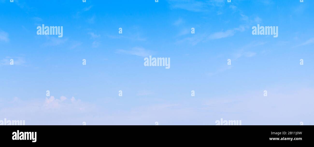 Blauer Himmel mit kleinen Wolken am Tag, natürliches Panorama-Hintergrundfoto Stockfoto