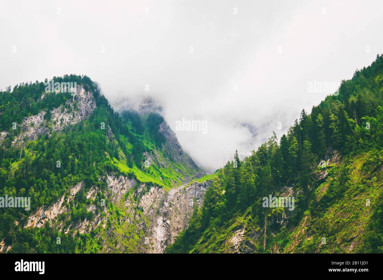 Berghügel mit überhängenden Wolken in Alpen, Österreich. Stockfoto