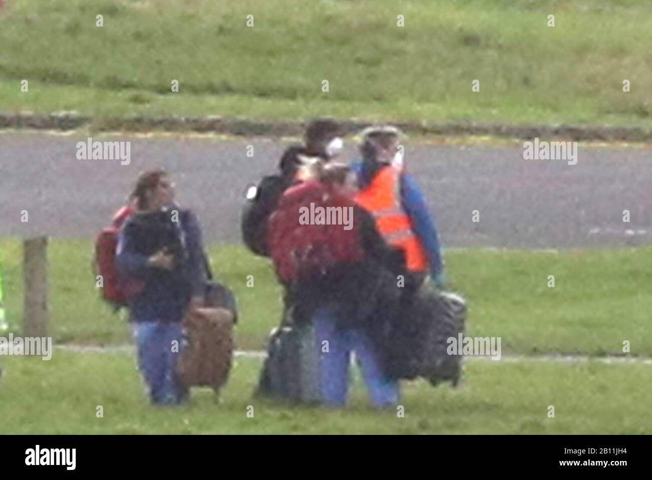 Die Menschen verlassen ein Flugzeug im Mod Boscombe Down in Wiltshire, nachdem sie von einem Kreuzfahrtschiff, das von den Coronavirus in Yokohama, Japan getroffen wurde, nach Großbritannien zurückgebracht wurden. PA Foto. Bilddatum: Samstag, 22. Februar 2020. Siehe PA Story HEALTH Coronavirus. Der Fotowrief sollte lauten: Jonathan Brady/PA Wire Stockfoto