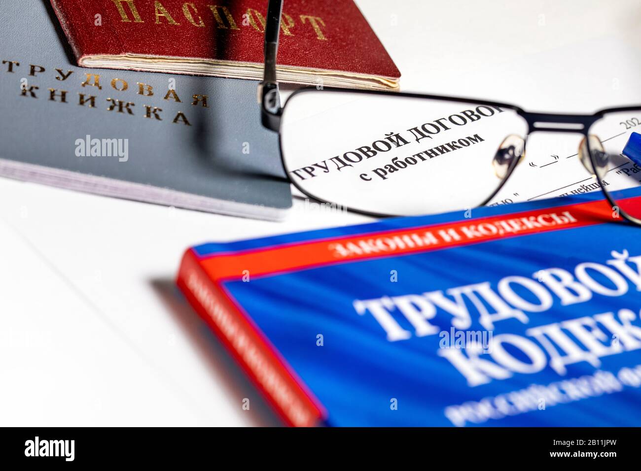 Pass- und Arbeitsakte des Mitarbeiters, Arbeitsgesetzbuch der Russischen Föderation, Arbeitsvertrag mit einem Mitarbeiter mit weißem Hintergrund Stockfoto