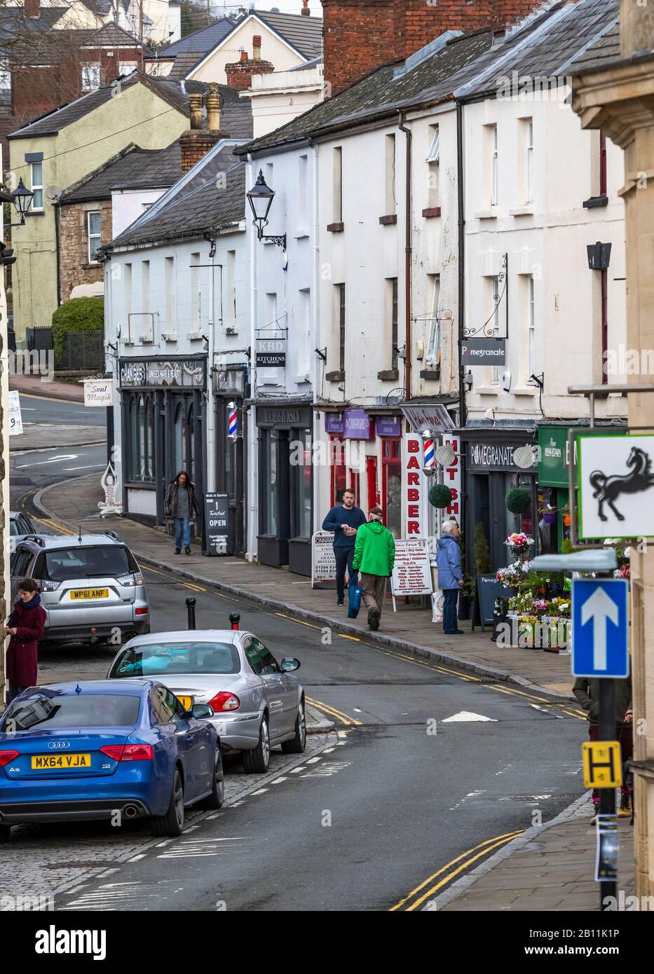 Samstagmorgen. Stadtzentrum von Coleford. Großbritanniens Hohe Straßen und unabhängige Händler. Kleine Kreisstädte kämpfen, um mit dem Wandel Schritt zu halten. Stockfoto