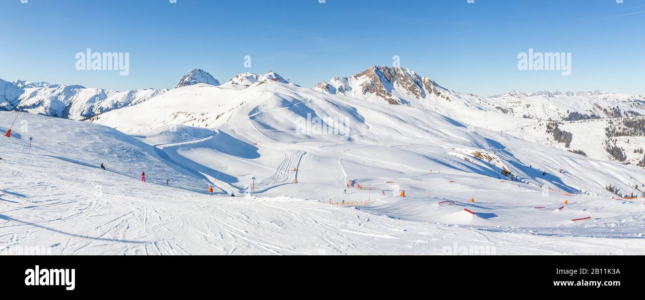 Panorama-Winterblick auf die Pisten im Jochberger Gebiet des Kitzski Resorts, Kitzbüheler Alpen, Österreich. Stockfoto