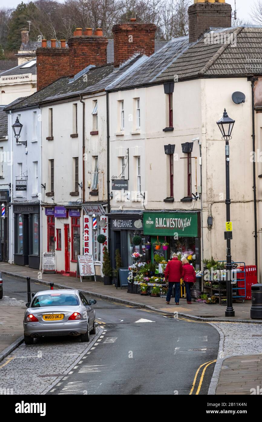Samstagmorgen. Stadtzentrum von Coleford. Großbritanniens Hohe Straßen und unabhängige Händler. Kleine Kreisstädte kämpfen, um mit dem Wandel Schritt zu halten. Stockfoto