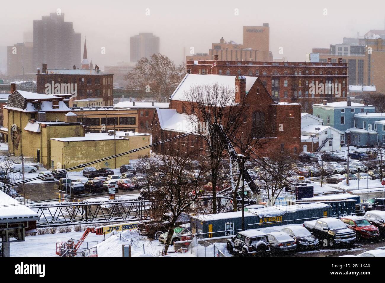 Syracuse, New York, USA. Februar 2020. Blick auf die Innenstadt von Syracuse, NY und die Nordseite bei einem morgendlichen Schneefall Stockfoto