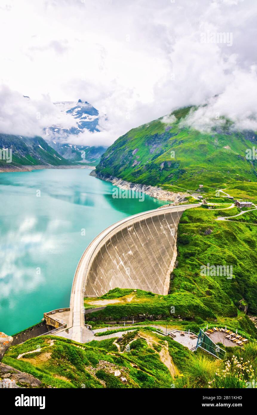 Wasserkraftwerk in Hochbergen. Staudamm in Kaprun am Mooserboden-Reservoir Stockfoto