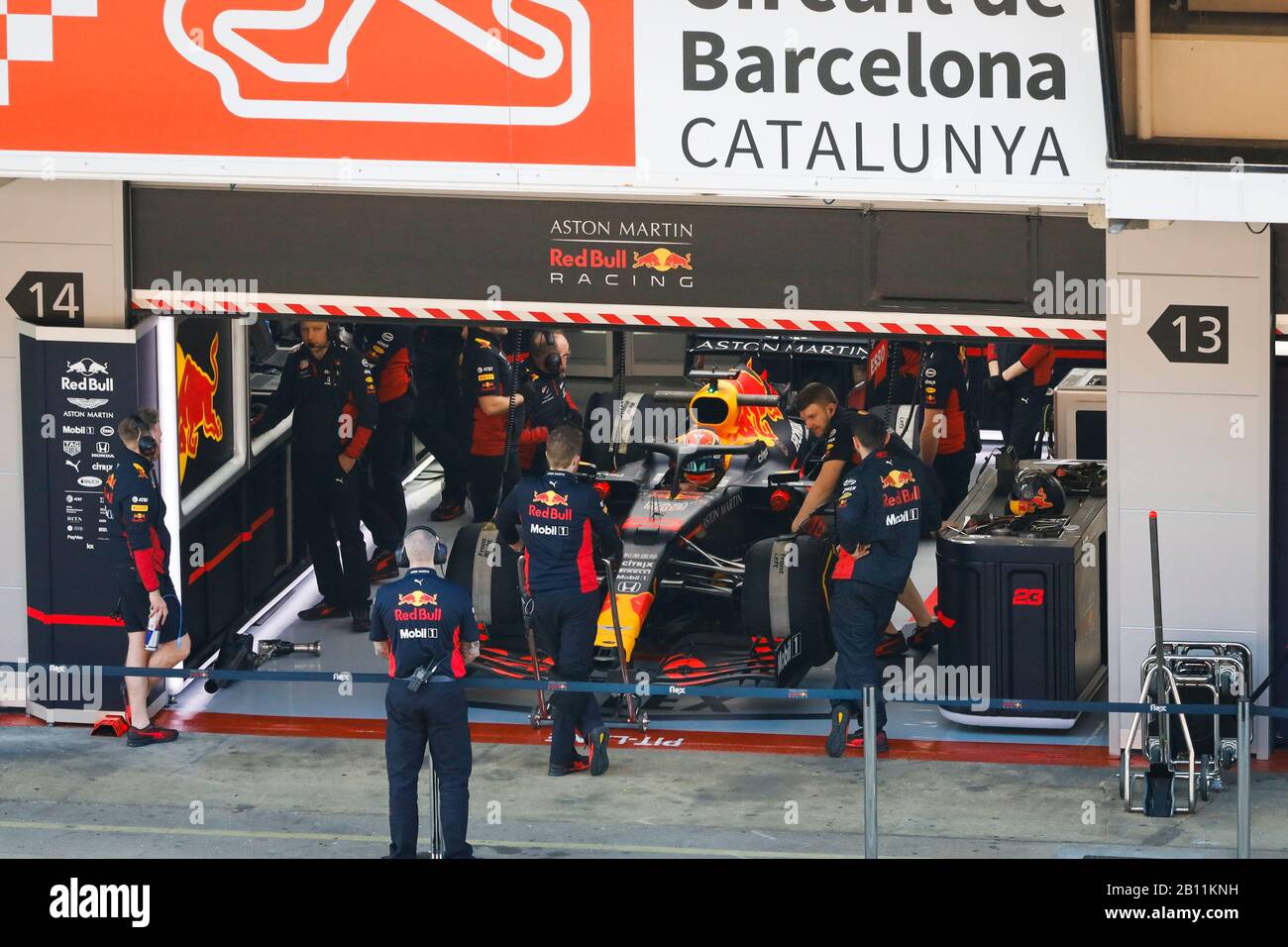 Red Bull F1-Teamwerkstatt in Boxengasse beim F1 Winter Testing auf der Montmelo Rennstrecke, Barcelona, Spanien 21.2.20 Stockfoto