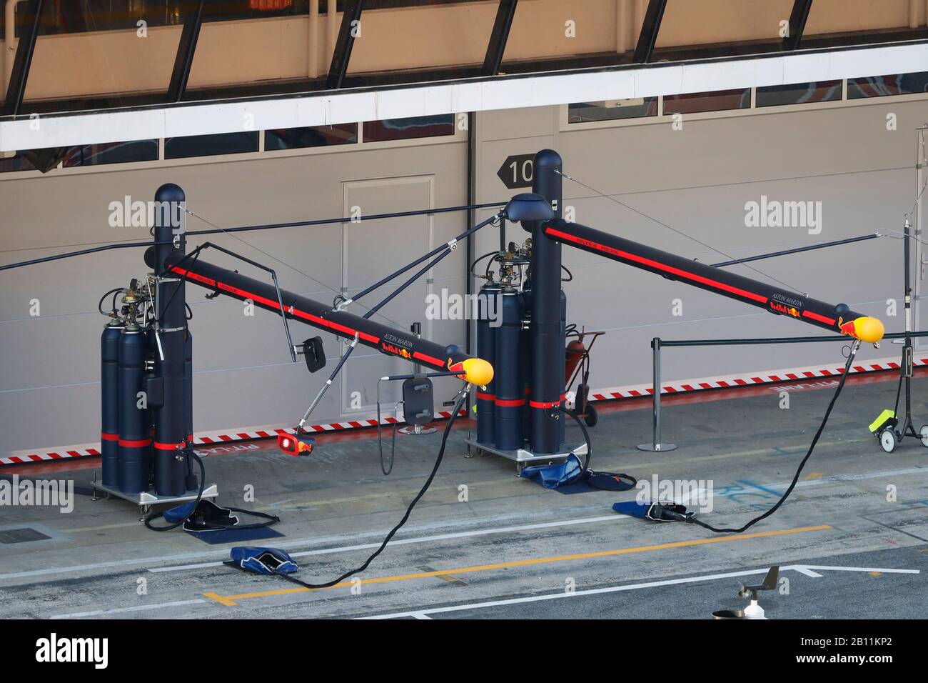 Red Bull F1-Teamreifen lassen Luftpistolen in der Boxengasse beim F1-Wintertest auf der Rennstrecke von Montmelo, Barcelona, Spanien 21.2.20 frei Stockfoto