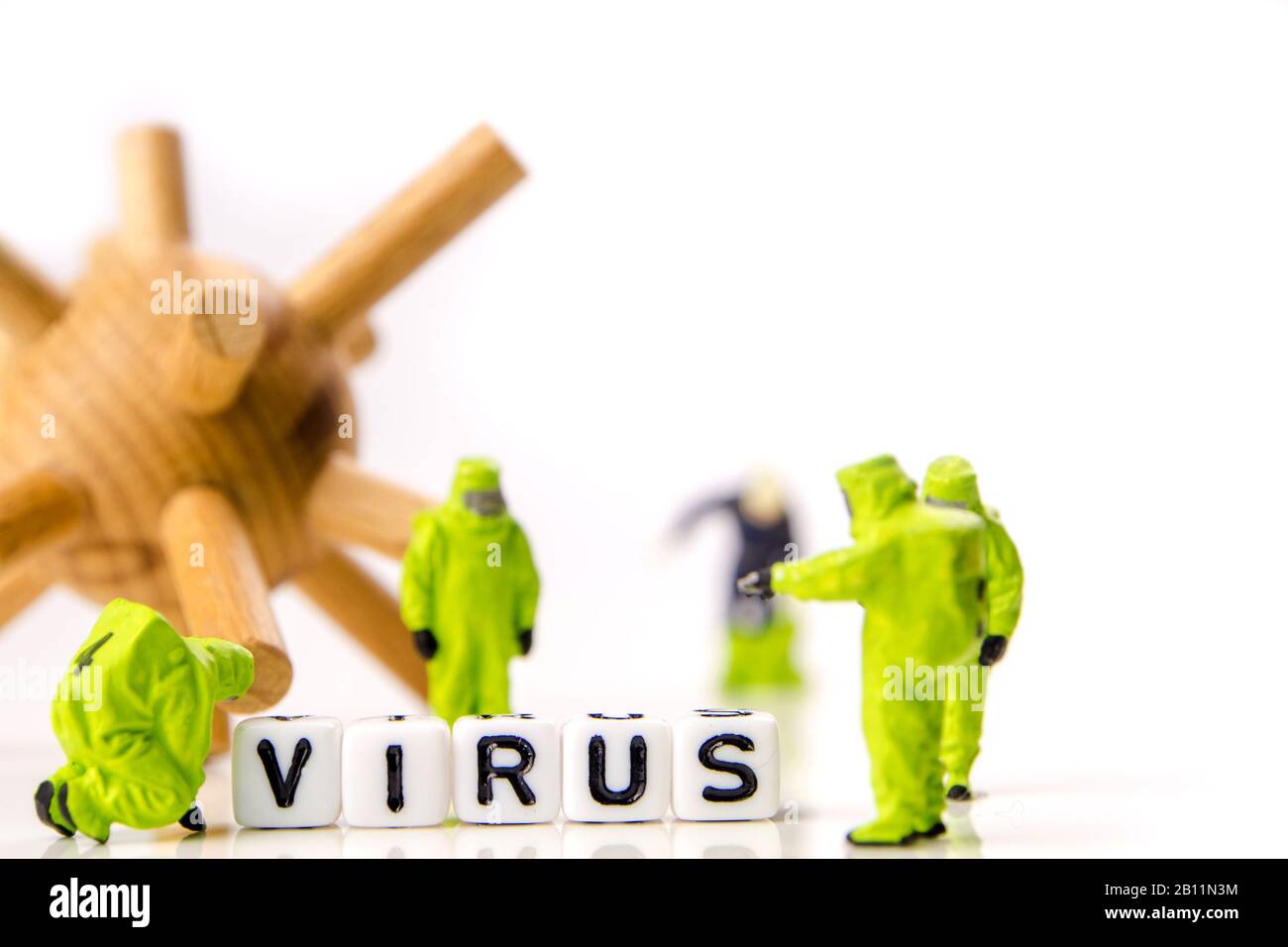 Nahaufnahme des großen Corona-Virus mit einem Team von Spezialeinsatzkräften Miniaturfiguren, die sich bei Gas- und anderen Chemieunfällen störten, so das Team pr Stockfoto