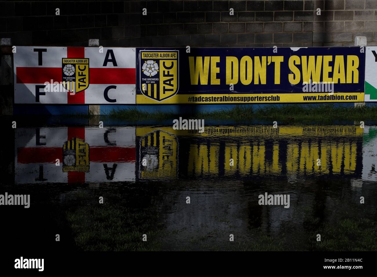 Ein überfluteter Fußballplatz von Tadcaster Albion Global Stadium in John Smith's Brauerei, Tadcaster, North Yorkshire, als drittes aufeinanderfolgendes Wochenende stürmischen Wetters bringt bereits sodden Gemeinden weiteres überschwemmendes Elend. Stockfoto
