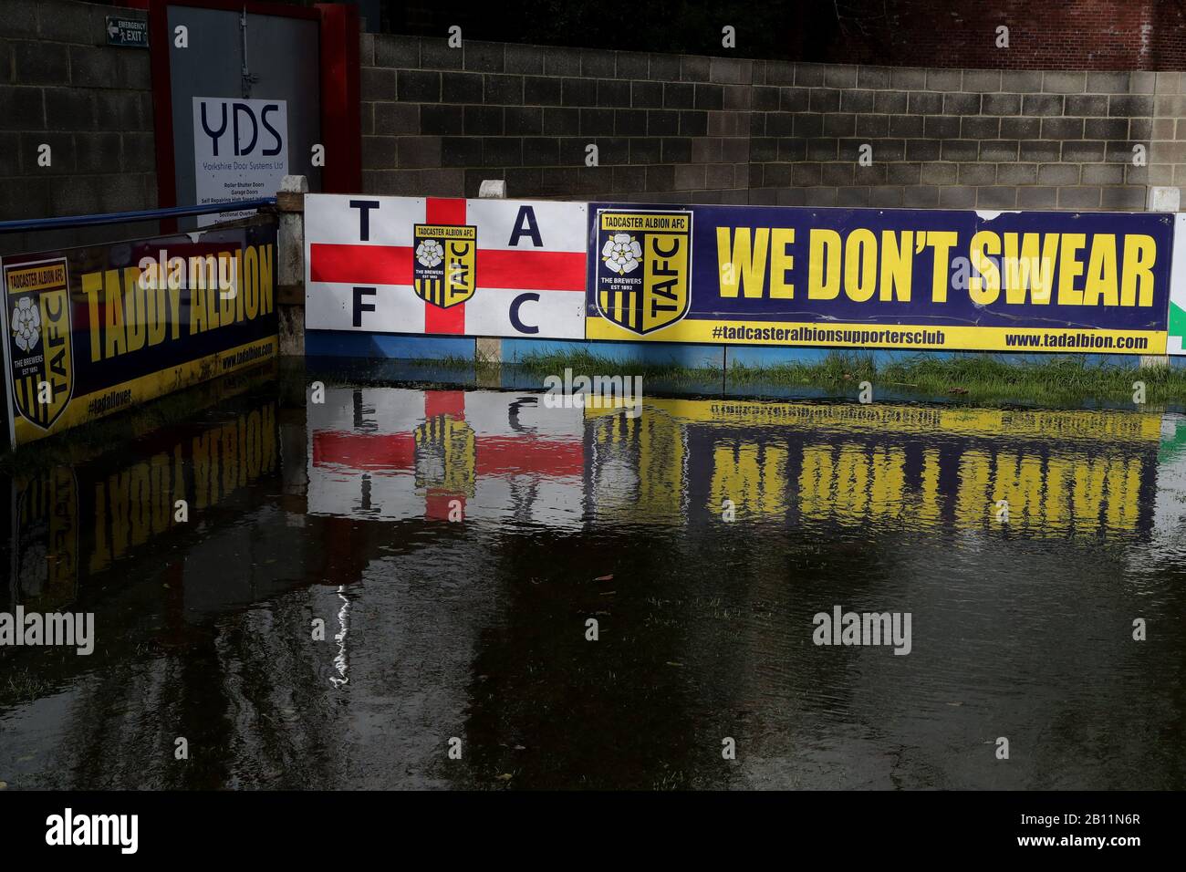 Ein überfluteter Fußballplatz von Tadcaster Albion Global Stadium in John Smith's Brauerei, Tadcaster, North Yorkshire, als drittes aufeinanderfolgendes Wochenende stürmischen Wetters bringt bereits sodden Gemeinden weiteres überschwemmendes Elend. Stockfoto