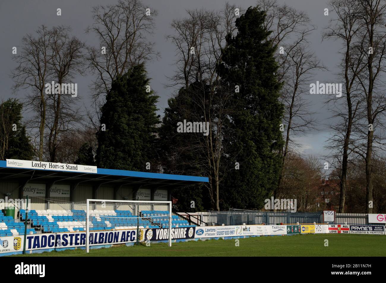 Ein überfluteter Fußballplatz von Tadcaster Albion Global Stadium in John Smith's Brauerei, Tadcaster, North Yorkshire, als drittes aufeinanderfolgendes Wochenende stürmischen Wetters bringt bereits sodden Gemeinden weiteres überschwemmendes Elend. Stockfoto