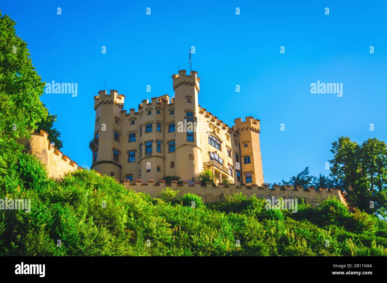 Historische Burg Hohenschwangau steht am Morgen auf Hochland. Stockfoto