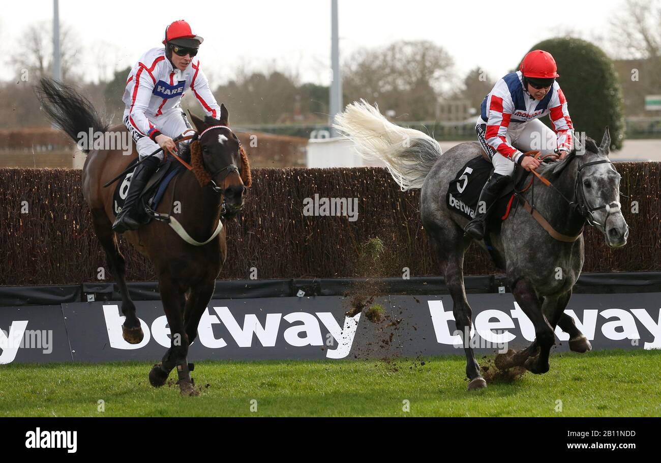 Wer Gewinnt und Tom Cannon (links) den letzten Zaun mit Southfield Stone und Bryony Frost räumen, bevor er Beim Betway Chase Day auf der Kempton Park Racecourse den Betway Pendil Novices Steeple Verfolgungsrennen gewann. Stockfoto