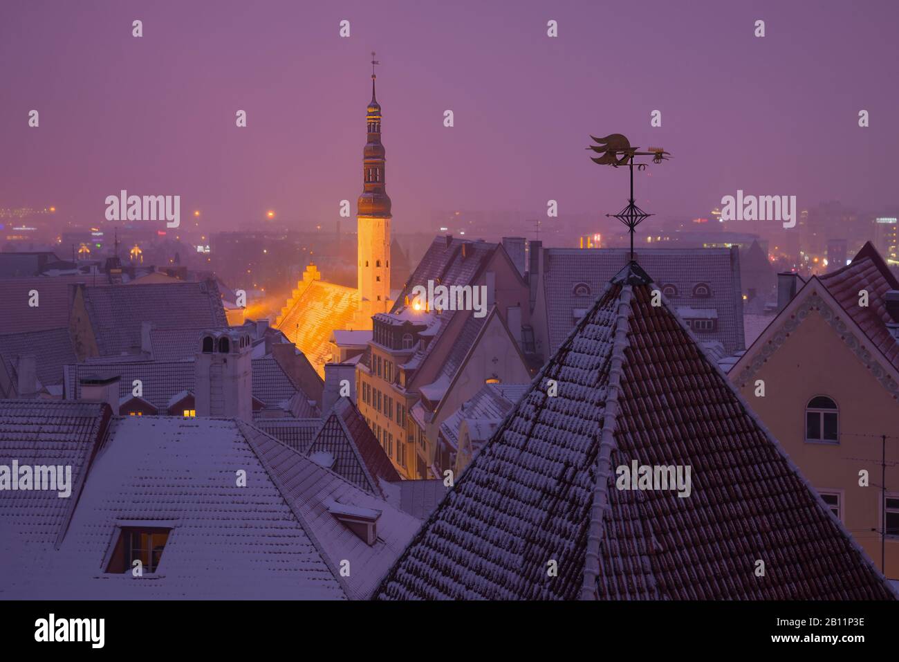 Nikolauskirche im Stadtbild im März Flieder Dämmerung. Tallinn, Estland Stockfoto