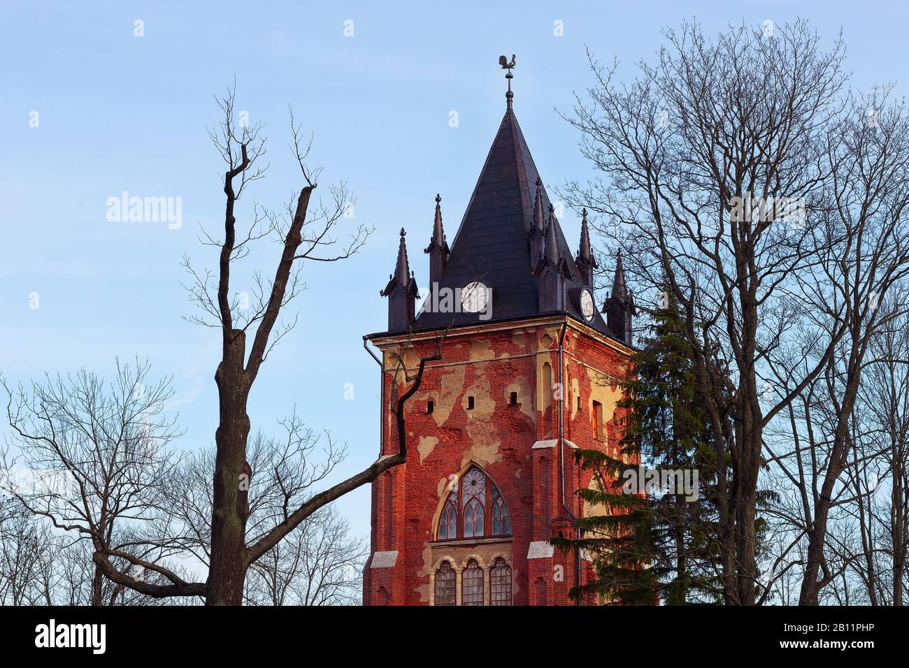 Märchenhafte Schlossarchitektur Fantasy-Turm romantisches Äußeres Stockfoto