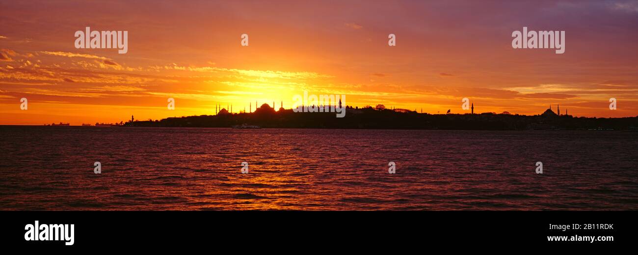 Blaue Moschee, Hagia Sophia und Sultan-Süleyman-Moschee bei Sonnenuntergang, Istanbul, Türkei Stockfoto