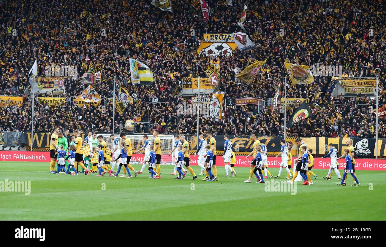 Firo: 22.02.2020 Fußball, 2019/2020 2.Bundesliga: Dynamo Dresden - Vfl Dortmund kommt, kommt, deponiert weltweit zum Einsatz Stockfoto