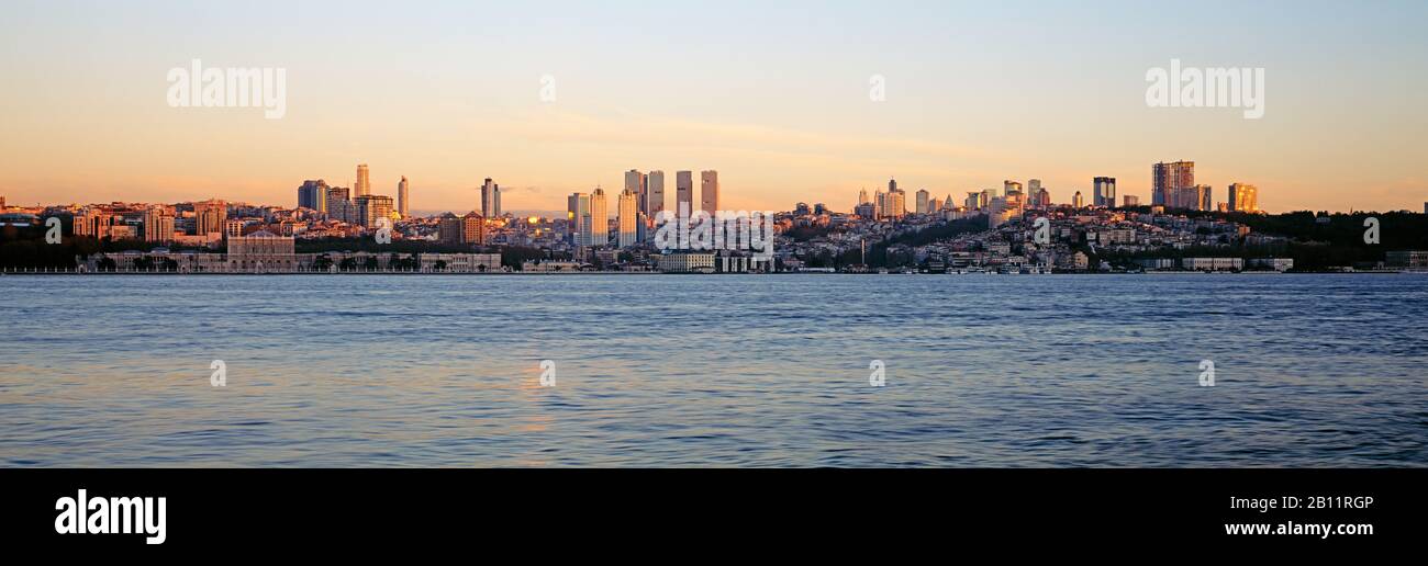 Dolmabahce Palace und Besiktas District, Istanbul, Türkei Stockfoto