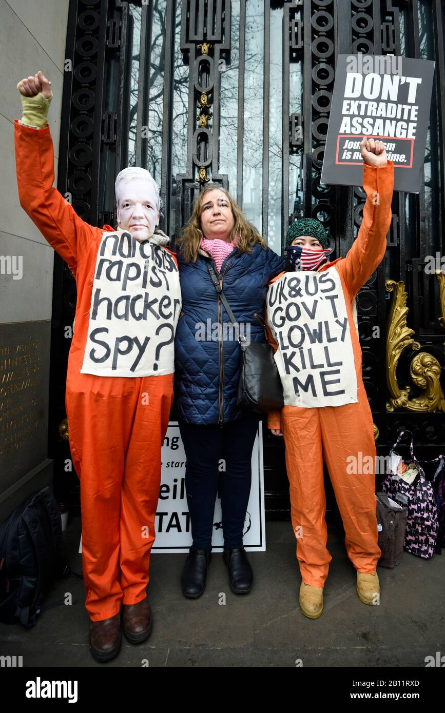 London, Großbritannien. Februar 2020. Menschen in Kostümen außerhalb des Australia House in Aldwych vor einem marsch auf den Parliament Square zur Unterstützung von Wikileaks-Gründer Julian Assange. Der vollständige Auslieferungsversuch von Assange beginnt in London am 24. Februar. Kredit: Stephen Chung / Alamy Live News Stockfoto