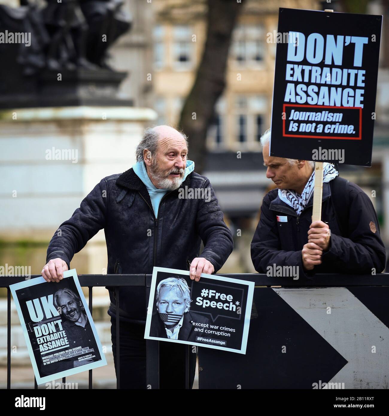 London, Großbritannien. Februar 2020. Männer mit Schildern außerhalb des Australia House in Aldwych vor einem marsch auf den Parliament Square zur Unterstützung von Wikileaks-Gründer Julian Assange. Der vollständige Auslieferungsversuch von Assange beginnt in London am 24. Februar. Kredit: Stephen Chung / Alamy Live News Stockfoto