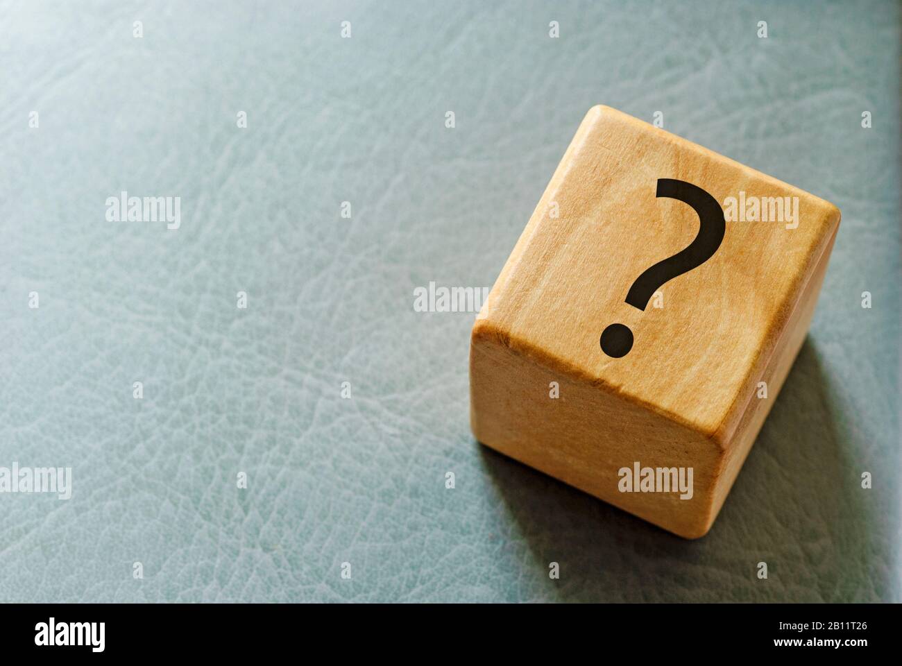 Spielzeugblock aus Holz mit aufgedrucktem Fragezeichen Stockfoto