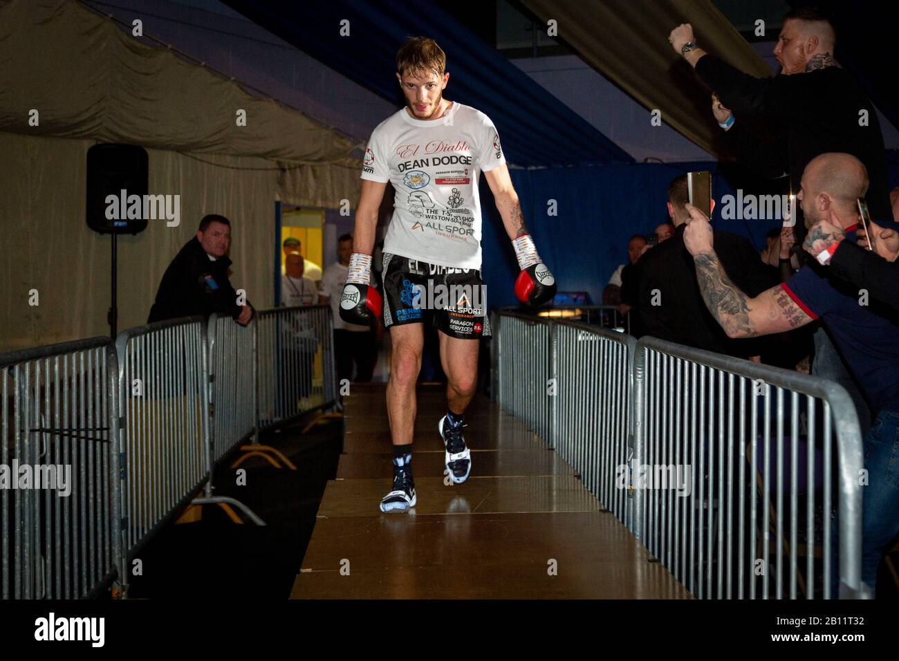 TAUNTON, GROSSBRITANNIEN. Februar 2020, 21. Yeovil Boxer Dean Dodge (schwarze Stämme) kämpfte gegen Birmingham Boxer und ehemalige englische Champion & WBC International Super Bantamweight Champion Sean Davis (weiße Stämme) im Wellsprings Leisure Center in Taunton, veranstaltet von Priority Boxing Promotions. Er kämpfte hart um einen Knock-out vom Start zu bekommen, aber aufgrund der Beschädigung seiner rechten Hand in der zweiten Runde wurde er behindert, aber gewann auf Punkte nach 6 drei-Minuten-Runden. Das macht Dodge, genannt El Diablo, ungeschlagen in 10 professionellen Kämpfen und zuversichtlich, einen Titel in der nahen Zukunft gedreht. Stockfoto