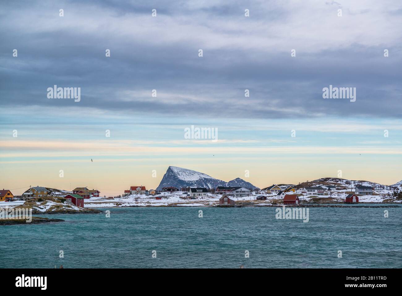 Küstenlandschaft auf der Insel Sommarøy mit Blick auf die Insel Håja, Norwegen Stockfoto