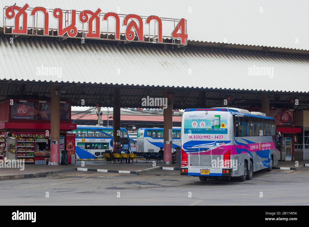 Bangkok, THAILAND - 14. DEZEMBER 2018: Intercity-Bus Volvo B11R am vierten Bahnsteig des Busterminals Mo Chit Stockfoto