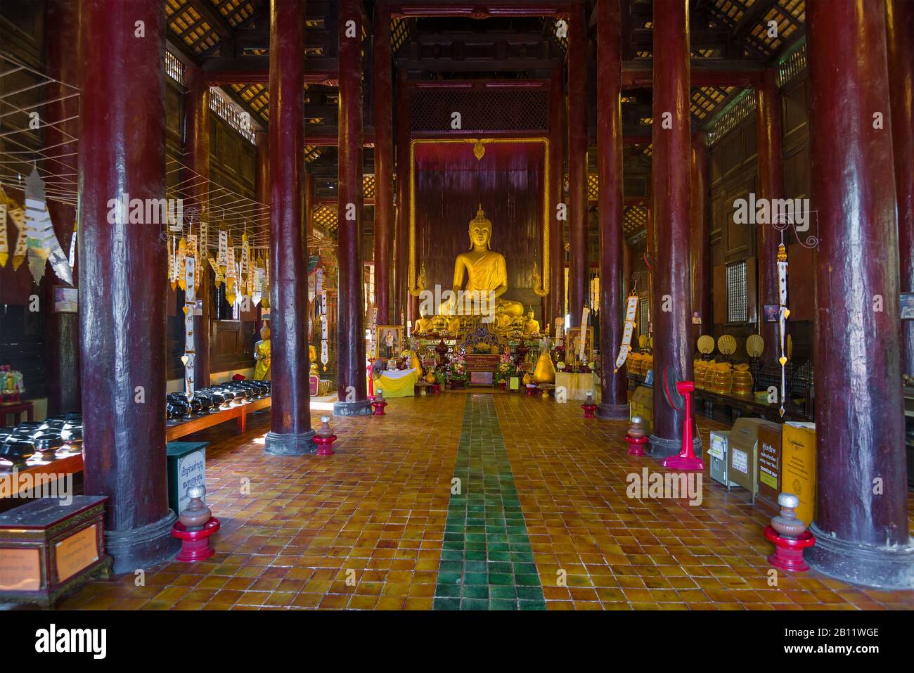 Chiang MAY, THAILAND - 19. DEZEMBER 2018: Inneneinrichtung des alten buddhistischen Holztempels des Wat Pantao Stockfoto