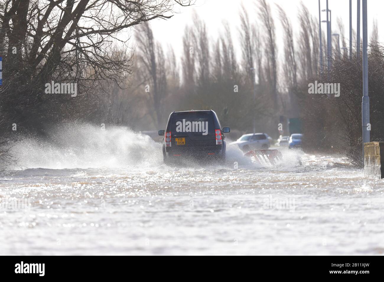 Die Barnsdale Road in Castleford überschwemmt in weniger als einem Jahr 7 Mal, seit März 2019 & Autofahrer riskieren, ihre Fahrzeuge durch das Durchfahren zu beschädigen. Stockfoto