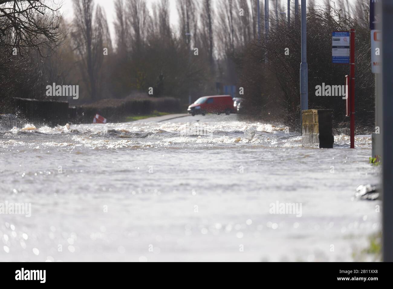 Die Barnsdale Road in Castleford überschwemmt in weniger als einem Jahr 7 Mal, seit März 2019 & Autofahrer riskieren, ihre Fahrzeuge durch das Durchfahren zu beschädigen. Stockfoto