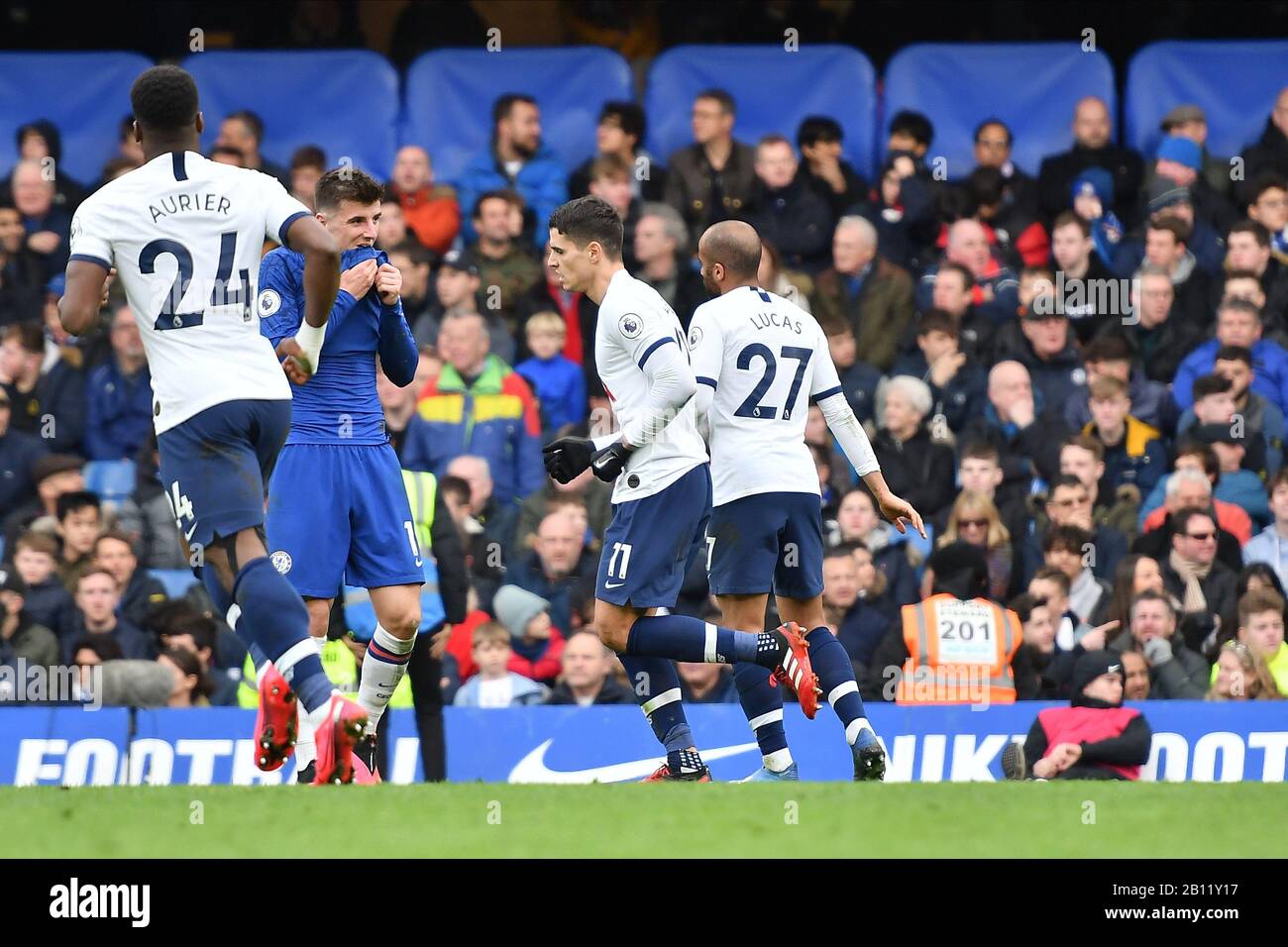 London, Großbritannien. Februar 2020. Erik Lamela von Tottenham feiert, nachdem er mit Lucas Moura von Tottenham beim Premier-League-Spiel zwischen Chelsea und Tottenham Hotspur an der Stamford Bridge, London am Samstag, den 22. Februar 2020, das erste Tor seiner Mannschaft erzielt hatte. (Kredit: Ivan Yordanov/MI News)Foto darf nur für redaktionelle Zwecke in Zeitungen und/oder Zeitschriften verwendet werden, Lizenz für kommerzielle Nutzung erforderlich Kredit: MI News & Sport /Alamy Live News Stockfoto