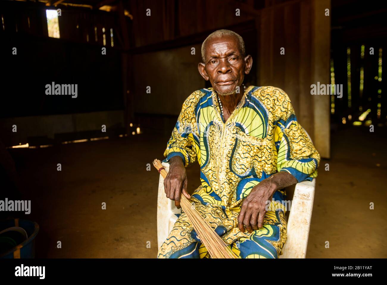 Älterer Mann aus der Region des äquatorialen Regenwaldes, Gabun, Zentralafrika Stockfoto