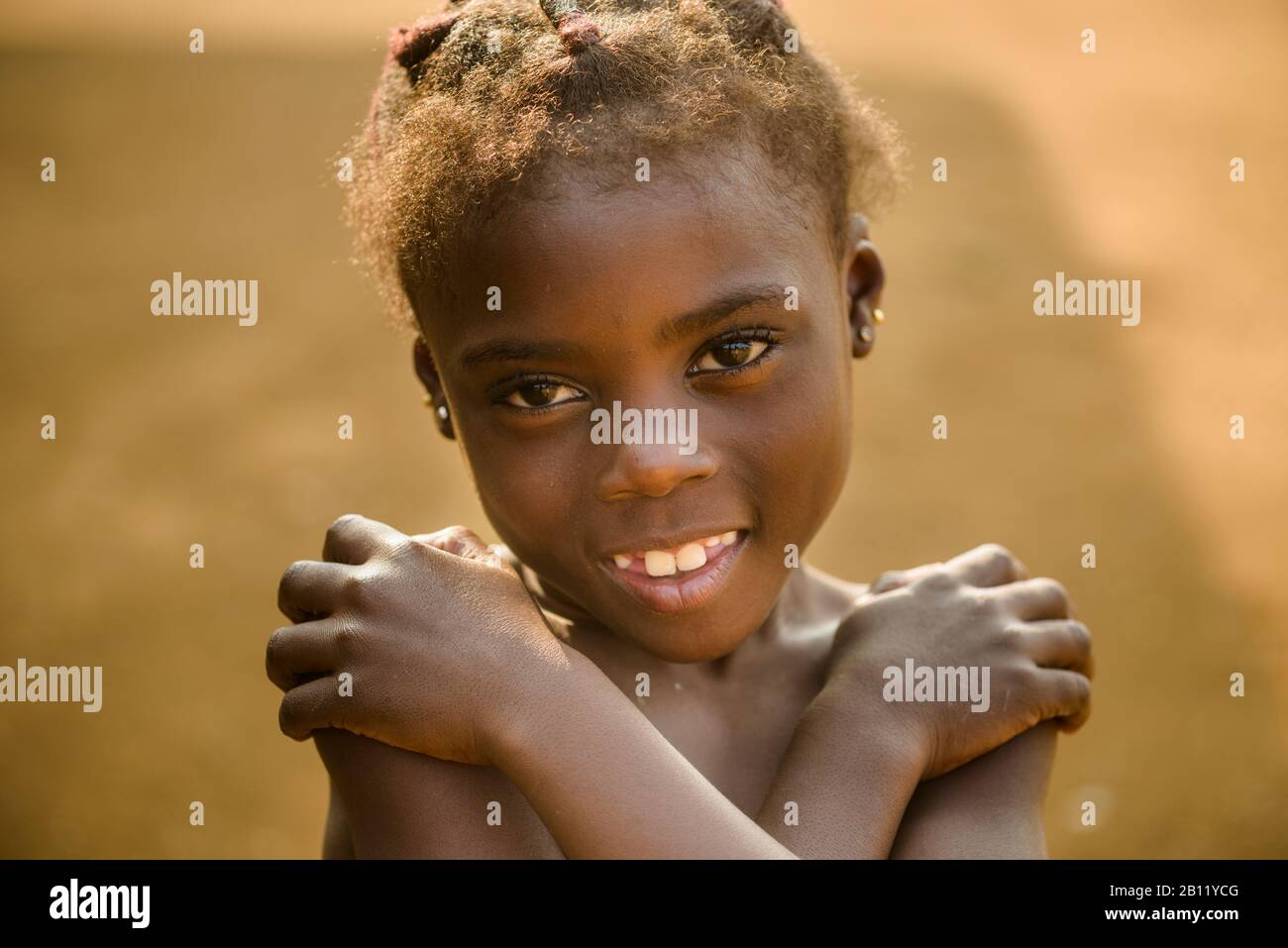 Kleines Mädchen aus der äquatorialen Regenwaldregion Gabun, Zentralafrika Stockfoto