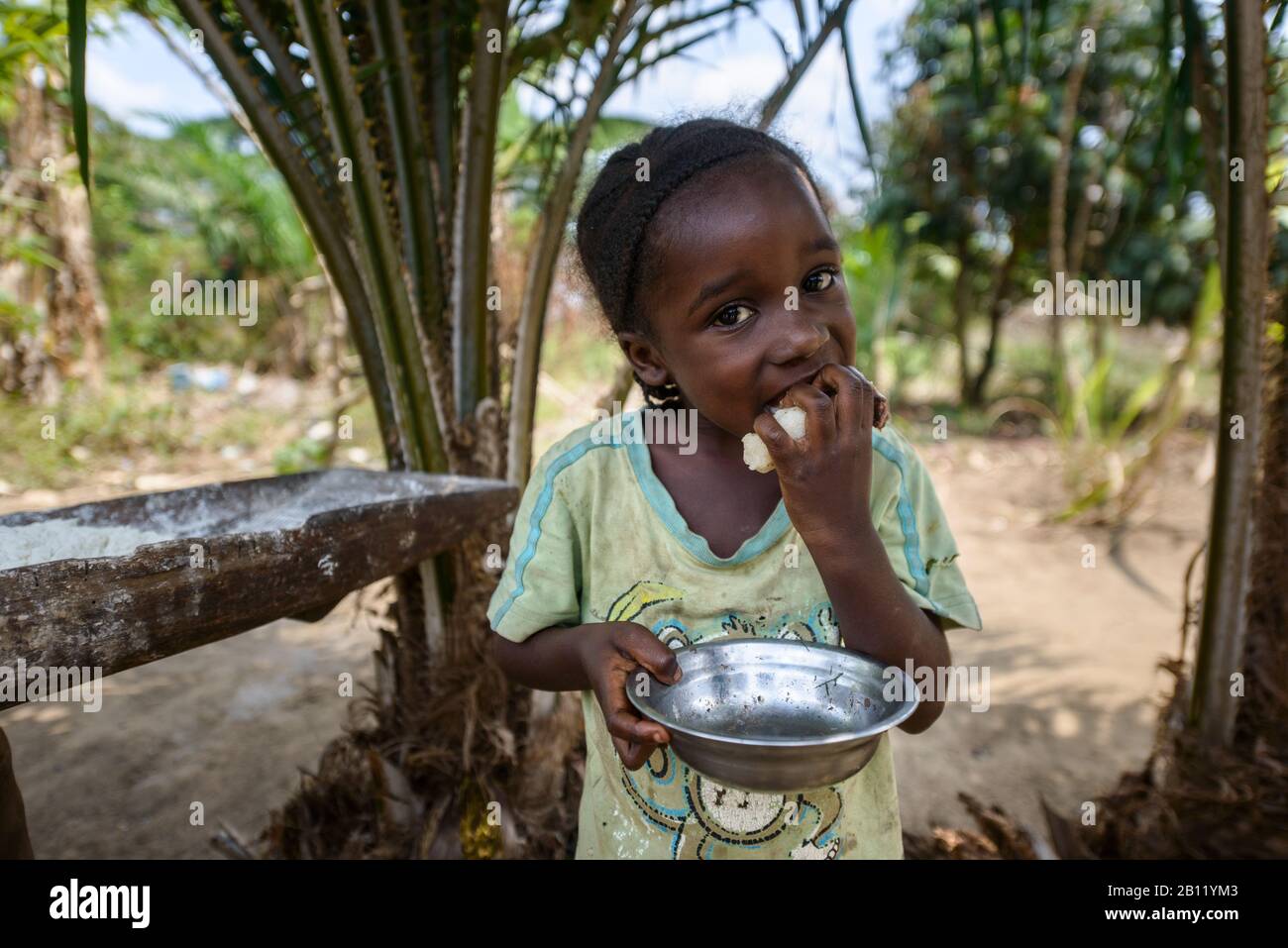 Mädchen isst Maniok, Demokratische Republik Kongo, Afrika Stockfoto