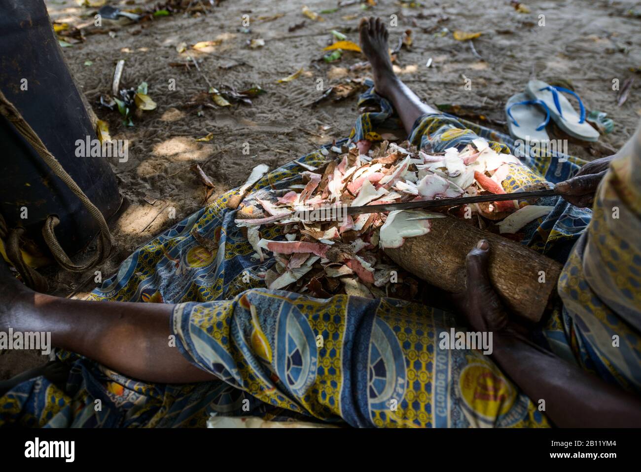 Frau bereitet Lebensmittel vor, Demokratische Republik Kongo, Afrika Stockfoto
