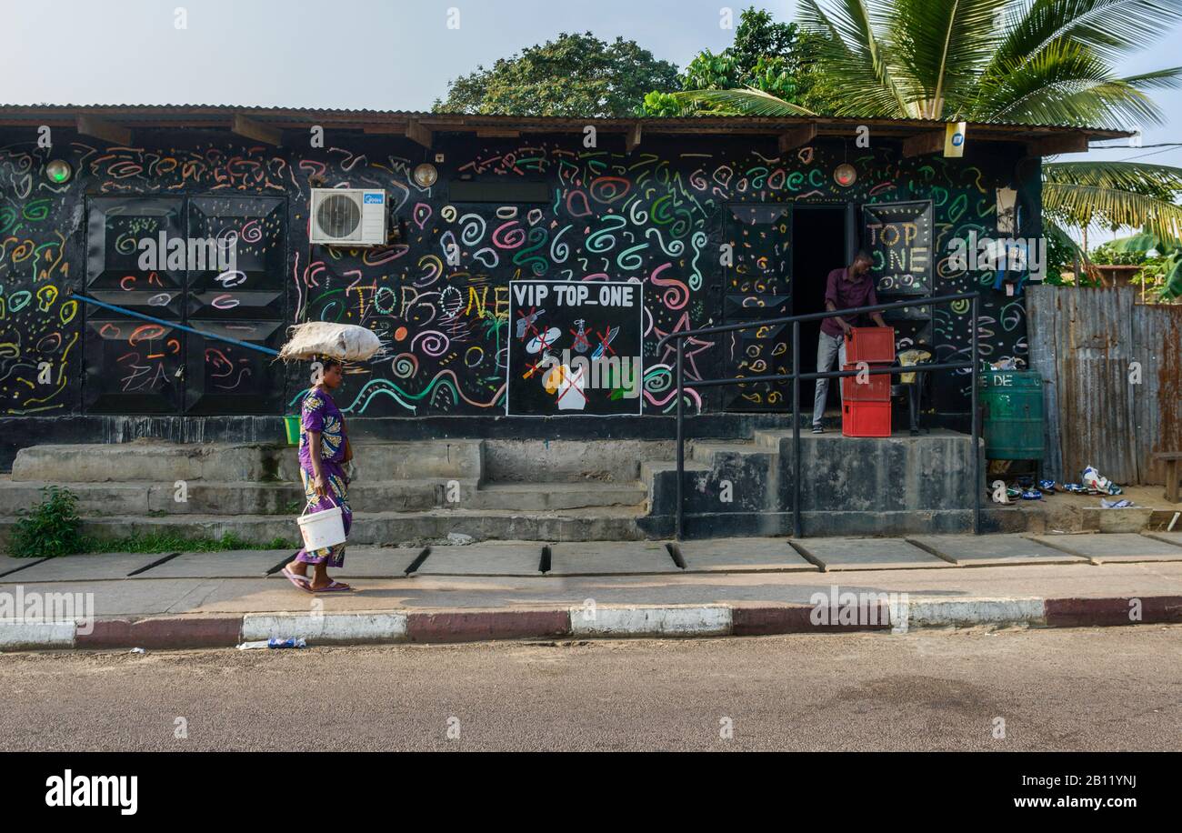 Straße mit Bar in der Demokratischen Republik Kongo, Afrika Stockfoto