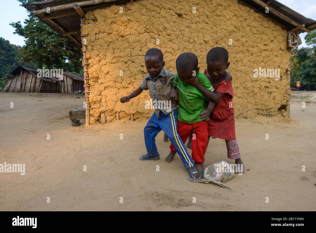 Kinder spielen Fußball, Demokratische Republik Kongo, Afrika Stockfoto