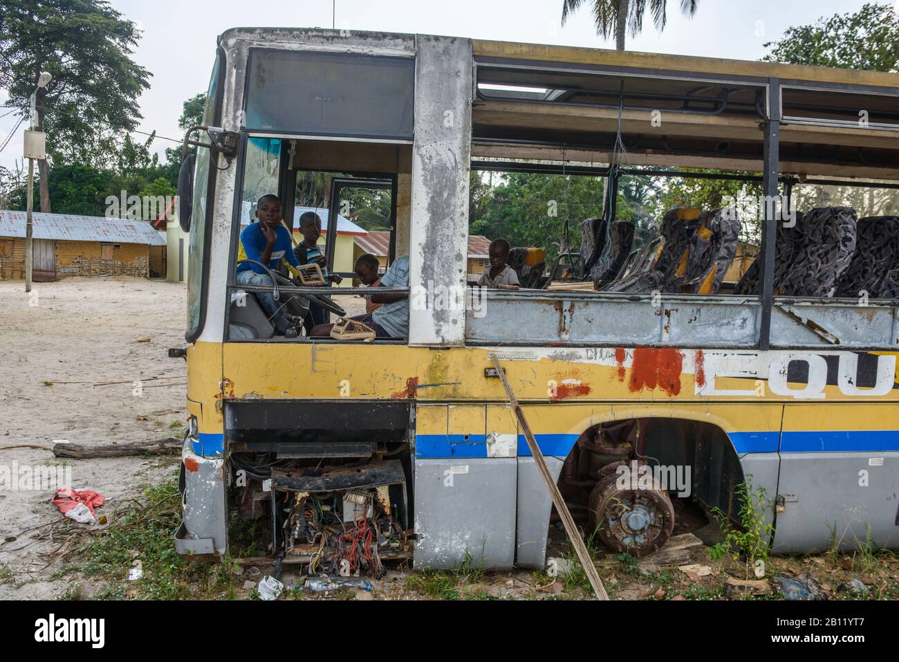 Kinder spielen in einem alten Bus, Demokratische Republik Kongo, Afrika Stockfoto