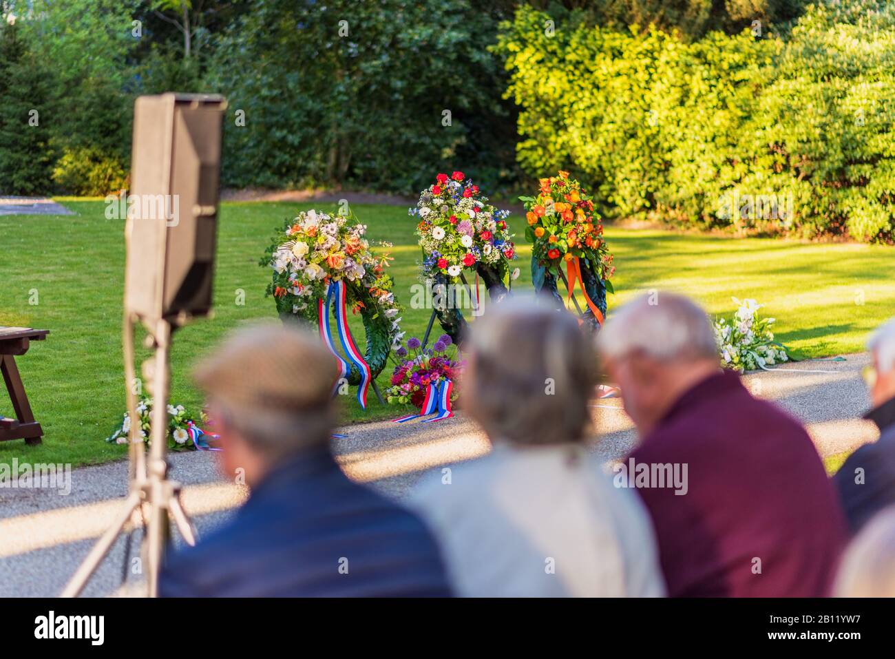 Blumenkränze am Gedenktag. Jedes Jahr am 4. Mai um 20 Uhr werden alle niederländischen Kriegsopfer seit dem 2. Weltkrieg während einer 2-minütigen Stille gedenkt Stockfoto