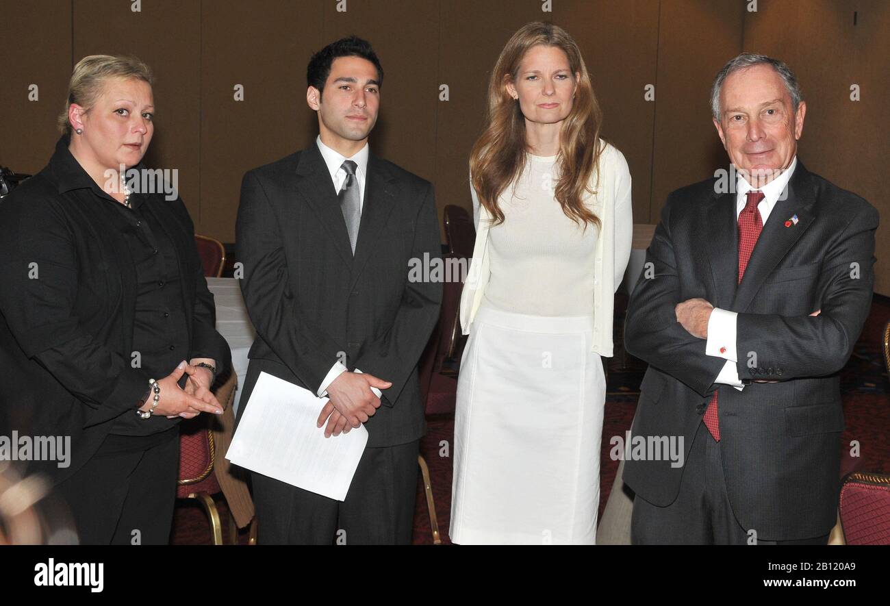 Arlington, VA - 13. April 2009--Tatyana Timoshenko, Mutter des getöteten NYPD Offizier Russel Timoshenko, l.;  Omar Samaha, Bruder des Reema Samaha, war einer der Studenten an der Virginia Tech, Mitte links getötet; und Abby Spangler, einer der Führer der "Protest einfach Guns', mittig rechts; hören Sie, wie New Yorks Bürgermeister Michael Bloomberg, Recht, Opfern und Aktivisten vor dem erscheinen auf einer Pressekonferenz in Arlington, Virginia gesponsert Amerikaner Vereinigten für sichere Straßen, einen TV-Spot auf ehemaligen Virginia Generalstaatsanwalt Bob McDonnell, eine republikanische Kandidat für das Amt einzuführen spricht Stockfoto