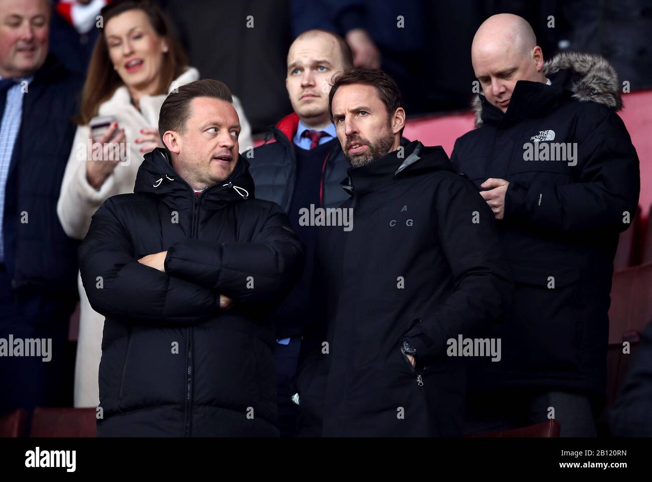 Englands Manager Gareth Southgate (rechts) auf der Tribüne während des Premier-League-Spiels in Bramall Lane, Sheffield. Stockfoto