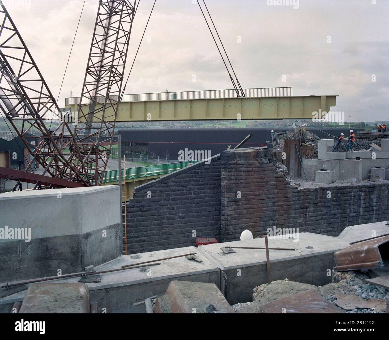Die Schienenbrücke wurde 1987 in der Nähe des Bahnhofs Leeds City, West Yorkshire, Nordengland, ausgetauscht Stockfoto